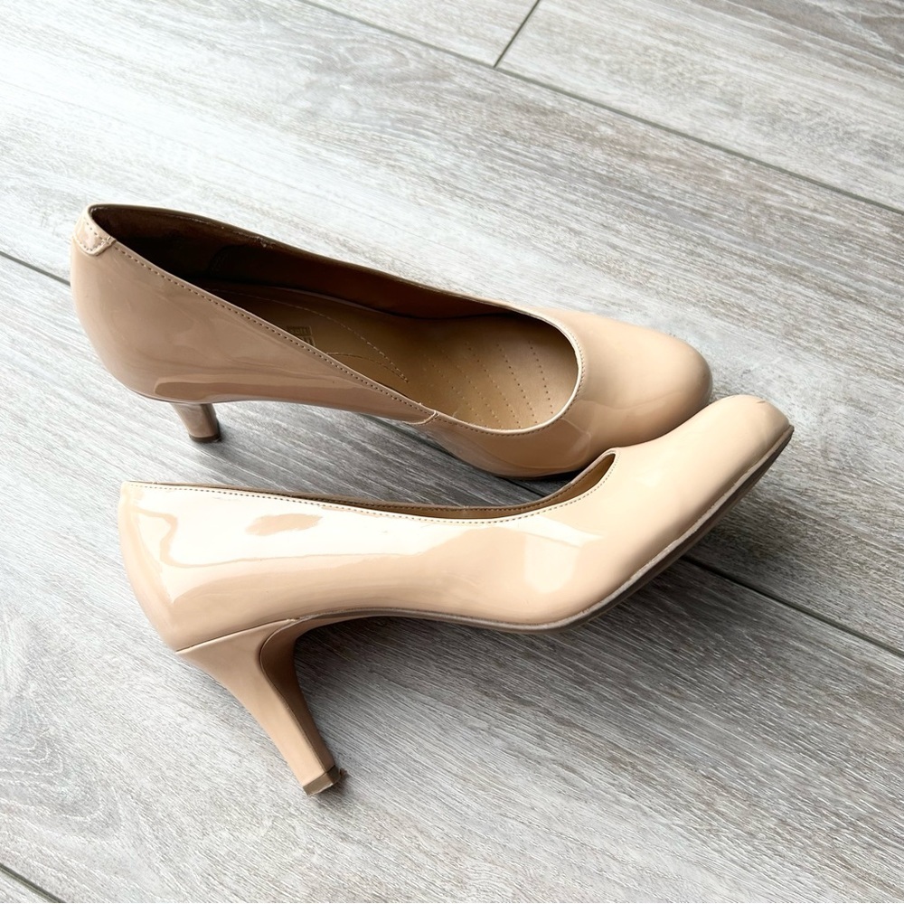 Clarks Soft Cushion Patent Leather Round Toe Pumps - Picture 2 of 16
